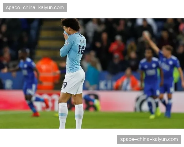 告别时刻：宣布赛季末退役的瓦尔迪，在皇权球场接受全场起立鼓掌