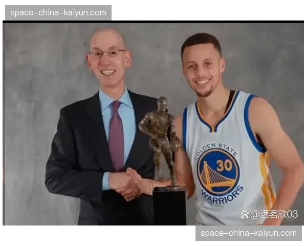 经典赛MVP颁奖时刻,获奖球员将荣誉归于团队 经典赛MVP颁奖时刻,获奖球员将荣誉归于团队