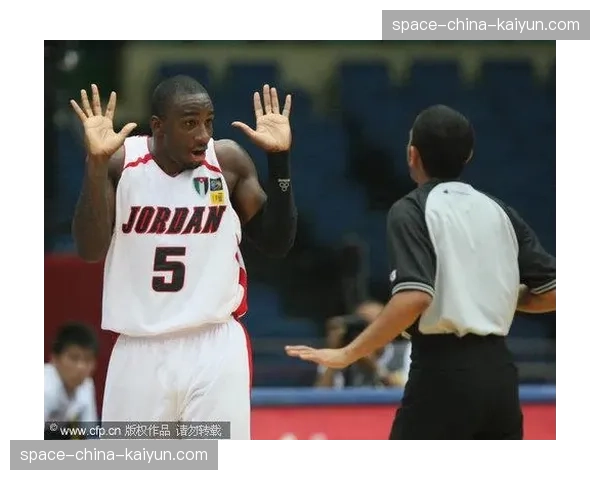 争议瞬间：亚锦赛半决赛，约旦选手申诉成功，裁判组回看录像后改判